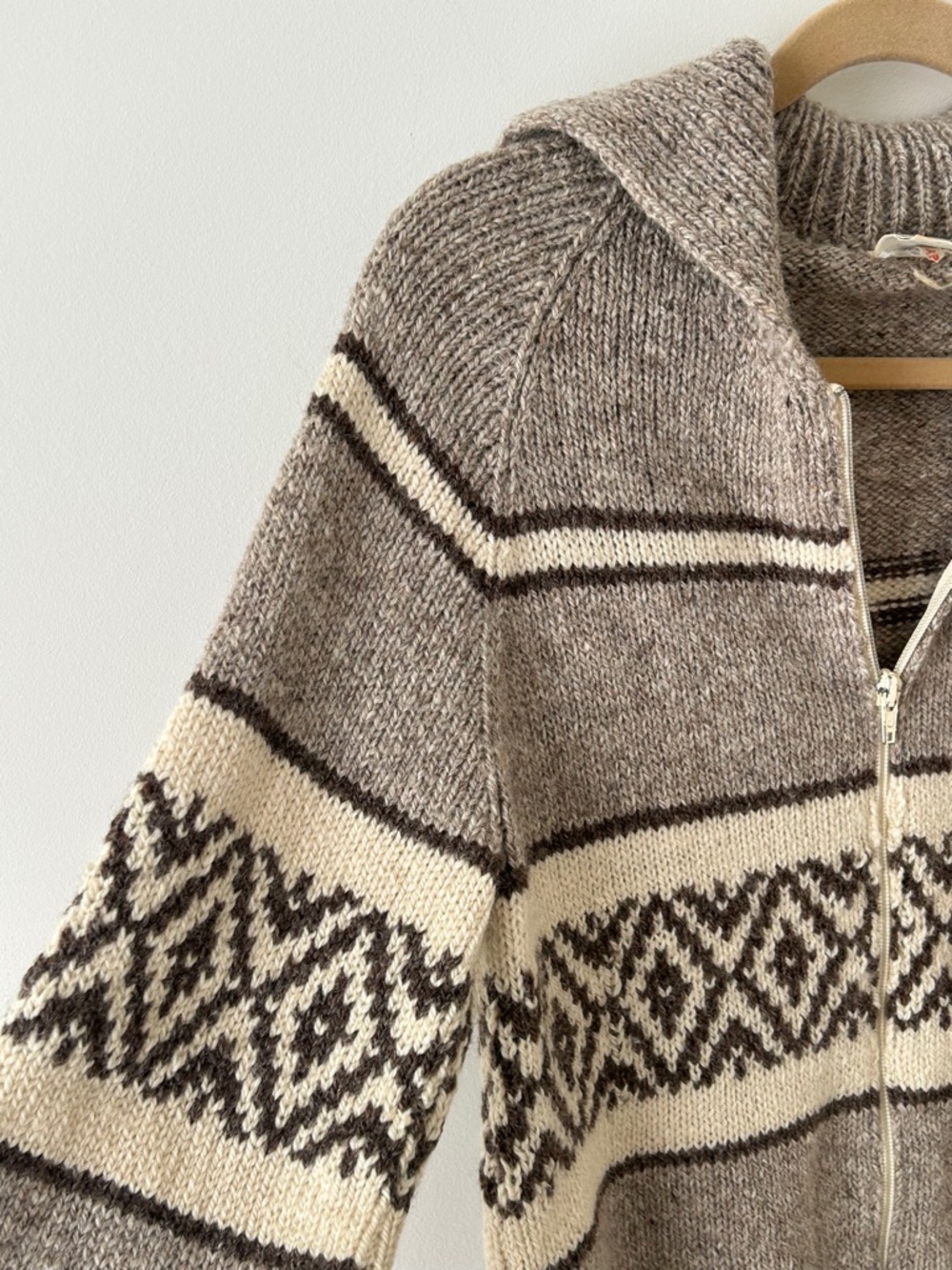 Kauri Kraft 100% Pure Virgin Wool Handknit Cowichan Style Cardigan - Picture 7 of 16